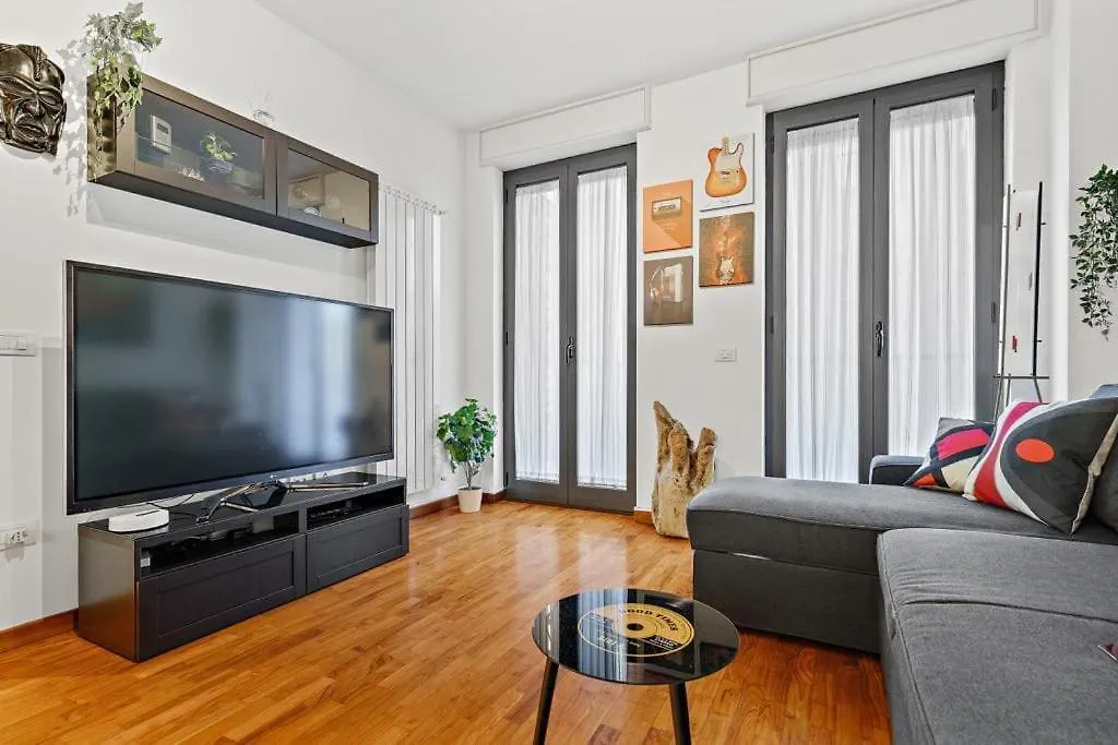 Milano-M1 Rock House Apartment 0*, Milan